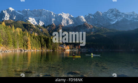 Herbstlandschaft mit Kajakfahrer auf See Eibsee vor Wettersteingebirge mit Berg Zugspitze, Bayern, Deutschland Stockfoto