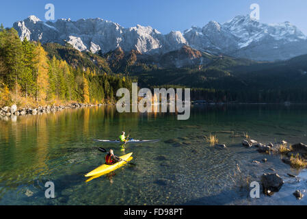 Herbstlandschaft mit Kajakfahrer auf See Eibsee vor Wettersteingebirge mit Berg Zugspitze, Bayern, Deutschland Stockfoto