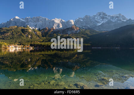 See Eibsee vor Wettersteingebirge und Berg Zugspitze mit herbstlichen Wälder und Bäume in warmes Sonnenlicht am Nachmittag Stockfoto