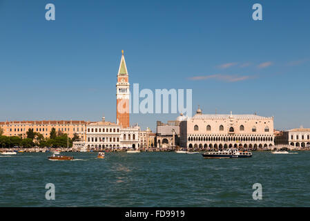 Venedig, Italien - ca. SEPTEMBER 2015: Venedig Panoramablick von der Adria entfernt. Stockfoto