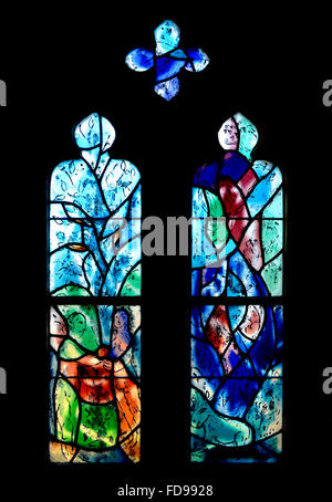 Tudeley, Tonbridge, Kent, UK. All Saints Church. Glasfenster von Marc Chagall - Eve bietet Adam die verbotene Frucht Stockfoto