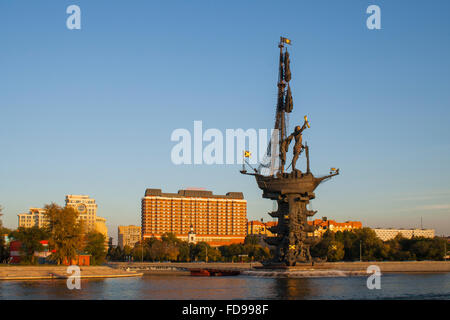 Gigantische Peter das große Denkmal des Bildhauers Zurab Tsereteli auf der Moskwa in der Abenddämmerung, Moskau, Russland Stockfoto