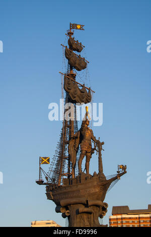 Gigantische Peter das große Denkmal des Bildhauers Zurab Tsereteli auf der Moskwa in der Abenddämmerung, Moskau, Russland Stockfoto