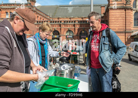 Bremen, Deutschland, Bremen Suppe Engel verteilen Lebensmittel an bedürftige Stockfoto