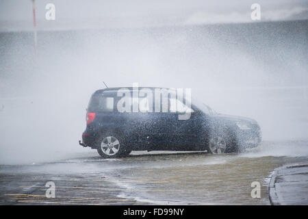 Aberystwyth, Wales, UK. 29. Januar 2016. Sturm-Gertrude trifft die Westküste von Wales bei Flut am Freitagmorgen, riesige Wellen zu Teig bringen das Meer entlang der Promenade und Hafen Amber Abwehrkräfte und rote Wetterwarnungen gibt es bei vielen westlichen und nördlichen Teilen des Vereinigten Königreichs, mit Windgeschwindigkeiten bis zu 100 km/h in den Shetland-Inseln im äußersten Norden Schottlands Foto Credit gust voraussichtlich : Keith Morris/Alamy Live-Nachrichten Stockfoto