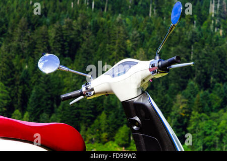 Alte Vintage Roller Natur vorhanden, französischen Berge Stockfoto