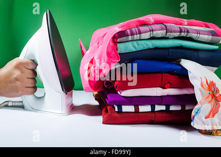 1 Erwachsene Frau Eisen Kleidung bügeln Stockfoto