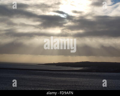 Newcastle Upon Tyne, 29. Januar 2016, Großbritannien Wetter. Stürmischen Gewitterwolken über der Nord-Ost-Küste in South Shields wie die Sonne '' s Strahlen durchdringen die niedrigen Lager Wolken. Bildnachweis: James Walsh/Alamy Live-Nachrichten Stockfoto