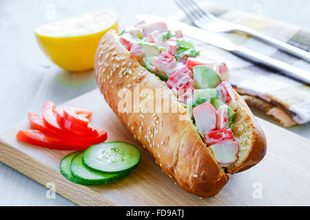 Krabben-Salat-Sandwich auf Holzbrett Stockfoto