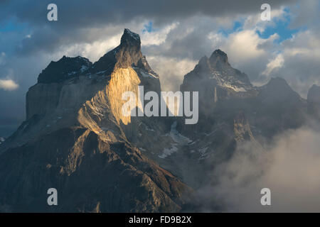 Sonnenaufgang über dem Cuernos del Paine, Torres del Paine Nationalpark, chilenischen Patagonien, Chile Stockfoto