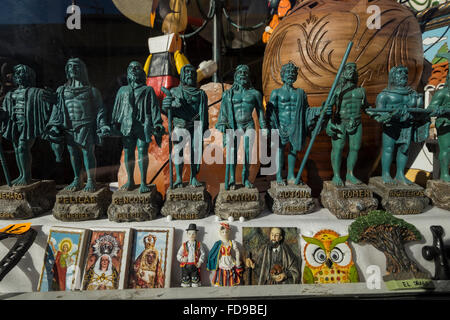 Souvenir-Modelle der Statuen der liegt oder Guanchen Könige regiert Teneriffa vor der spanischen Eroberung in der Plaza in Ca Stockfoto