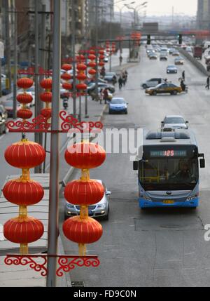 Peking, China. 29. Januar 2016. Rote Laternen haben auf beiden Seiten einer Straße in Peking, Hauptstadt von China, 29. Januar 2016 aufgehängt wurden. Die Stadt Peking ist das Aufstellen von verschiedene Dekorationen wie rote Laternen und ornamentalen Soffitten Lampen auf den Straßen für das kommende Frühjahr-Festival, die am 8. Februar fallen wird. © Chen Yehua/Xinhua/Alamy Live-Nachrichten Stockfoto