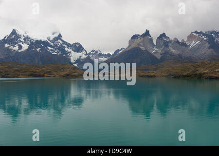 Cuernos del Paine im Lago Pehoe, Torres del Paine Nationalpark, chilenischen Patagonien, Chile Stockfoto