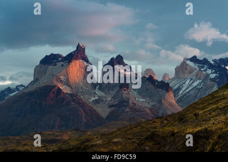 Sonnenaufgang über dem Cuernos del Paine, Torres del Paine Nationalpark, chilenischen Patagonien, Chile Stockfoto