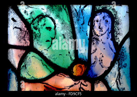 Tudeley, Tonbridge, Kent, UK. All Saints Church. Glasfenster von Marc Chagall - Eve bietet Adam die verbotene Frucht. Stockfoto