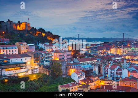 Lissabon. Bild von Lissabon während der blauen Dämmerstunde. Stockfoto