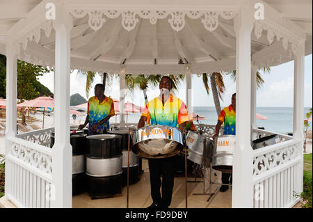 Stahl-Trommler spielen in Pagode am Strand, St. Lucia, kleine Antillen, Karibik Stockfoto