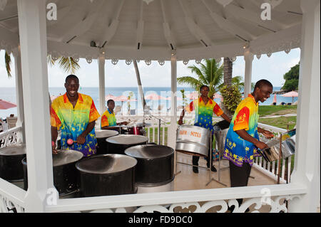 Stahl-Trommler spielen in Strand Pagode, St. Lucia, kleine Antillen, Karibik Stockfoto