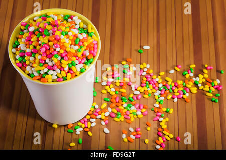 Candy Fennel seed Becher zu verschütten, niemand Stockfoto