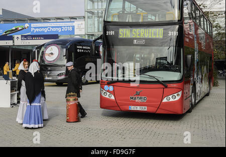 Eine rote Tourismus Bus Ansicht in Messe Fitur Madrid, Spanien Stockfoto