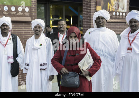 Einen roten Mantel Frau Blick in Tourismusmesse Fitur, Madrid, Spanien Stockfoto