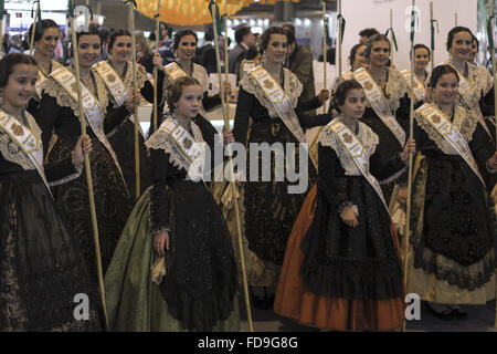 Einige folkloristischen Frauen anzeigen in Messe Fitur Madrid, Spanien Stockfoto