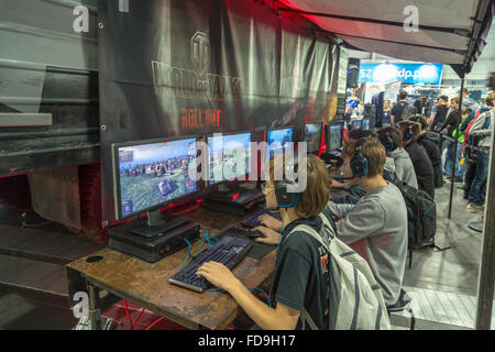 Poznan, Poland, Poznan Game Arena Besucher Computerspiele spielen Stockfoto