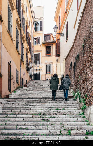 Zwei Frauen gehen eine Treppe im Stadtteil Monti in Rom, Italien Stockfoto