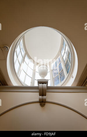 Gewölbte Fenster im Kensington Palace, London, UK Stockfoto