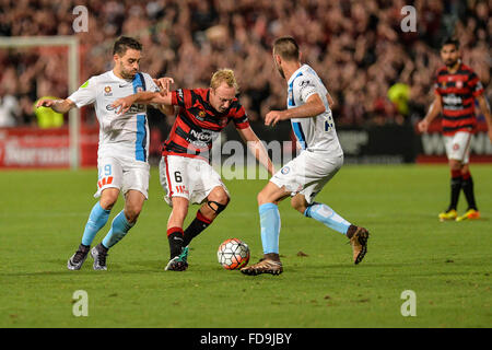 Pirtek Stadion, Parramatta, Australien. 29. Januar 2016. Hyundai A-League. Western Sydney Wanderers V Melbourne City. Wanderers Mittelfeldspieler Mitch Nichols umgeben von Verteidiger. Bildnachweis: Aktion Plus Sport/Alamy Live-Nachrichten Stockfoto