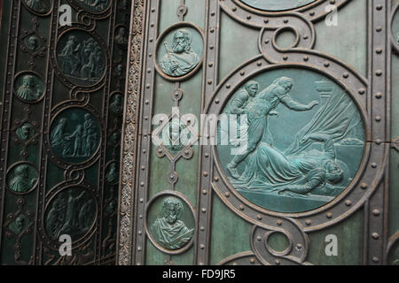 Ermordung der Heiligen Ludmila. Bronzerelief tschechischen Künstlers Josef Mánes über dem Haupteingang der Kirche der Heiligen Cyrill und Methodius auf Karlinske Platz im Stadtteil Karlin in Prag, Tschechien. Stockfoto