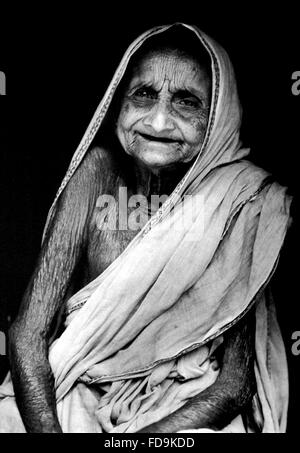 Im November 1992 angehoben Orissa in Indien an einem Oxfam-Projekt - In 1991 Oxfam in Sussex über eine halbe Million Pfund. 100 Jahr stellt alte Sudhamani Das für die Kamera in das Dorf Basudevpur, wo Oxfam laufen eine Matte weben Projekt, das die Frauen des Dorfes eine Chance gibt, finanziell unabhängig zu werden fotografieren fotografiert Oktober 1992 Stockfoto