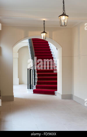 Roter Teppich und Treppe im Kensington Palace, London, UK Stockfoto