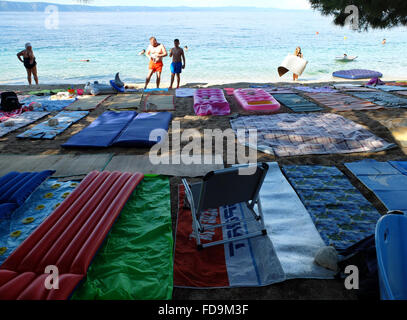 Zivogosce Kroatien, mit Badetuechern besetzten Strand an der Makarska Riviera Stockfoto