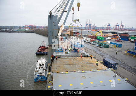 Hamburg, Deutschland. 29. Januar 2016. Das Patrouillenboot BP 64 "Boerde" der Bundespolizei ist auf das Frachtschiff "MV Finesse" in Hamburg, Deutschland, 29. Januar 2016 gehoben. Zwei Boote der Bundespolizei werden an die griechische Küste zur Teilnahme an der Seerettung von Flüchtlingen ab März bereitgestellt werden. Foto: Daniel Reinhardt/Dpa/Alamy Live News Stockfoto