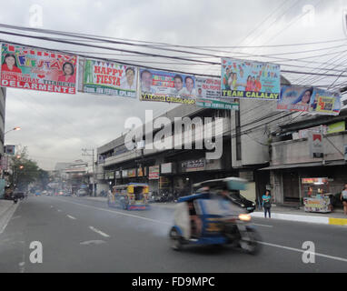 Plakate der Filipino Politiker Gruß seiner Bestandteile schmücken eine Straße in Manila, Philippinen. Der philippinische Kommission zu Wahlen (Comelec) warnte Kandidaten der "vorzeitige Wahlkampf" Wahlkampf vor der offiziellen Wahlkampf durchgeführt. Die Philippinen werden die Präsidentschafts- und nationalen Wahlen am 9. Mai 2016 abhalten. Mehr als 18.000 Positionen sind zu vergeben, einschließlich Präsident, Vizepräsident, Senatoren, Kongress Vertreter, Provinzgouverneure, Stadt und Gemeinde Bürgermeister und stellvertretender Bürgermeister. Wahlen auf den Philippinen haben traditionell durch Gewalt und Allegati getrübt worden Stockfoto