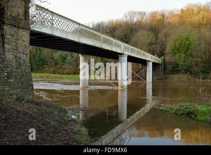 Brockweir Brücke über den Fluss Wye bei Hochwasser Stockfoto