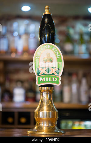 Ein Greene King mildes Bier Handpump im Inneren ein traditionelles englisches pub Stockfoto