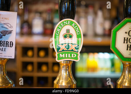 Ein Greene King mildes Bier Handpump im Inneren ein traditionelles englisches pub Stockfoto