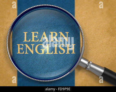 Lernen Sie Englisch durch Lupe auf altes Papier mit dunkel blaue vertikale Linie Hintergrund. Stockfoto