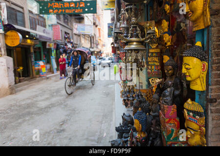 Masken, Puppen und Souvenirs in Strassenlokal am Durbar Square in Kathmandu, Nepal. Stockfoto