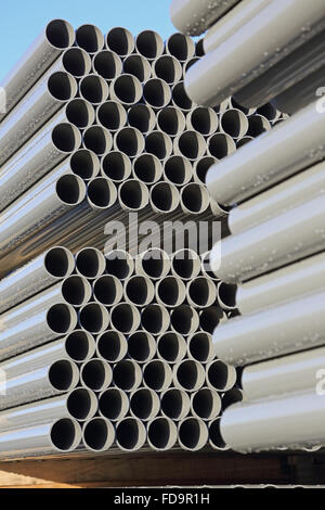 Nahaufnahme von grau, Kunststoff Wasserleitungen gestapelt in Frames in einem Outdoor-Hof für Lagerung und Auslieferung Stockfoto