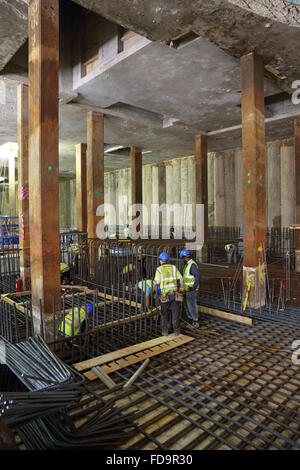 Bau einer Untergeschossplatte aus Stahlbeton auf einer großen, kommerziellen Entwicklung im Zentrum von London, Großbritannien. Top-Down-Konstruktionsmethode. Stockfoto
