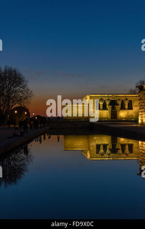 Ein Blick auf den Tempel Debod abends die Stadt Madrid, Spanien Stockfoto