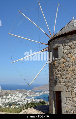 Restaurierte Windmühle des Kloster des Heiligen Johannes der Theologe, Chora, über dem Hafen von Skala, Pátmos, Dodekanes, Griechenland. Stockfoto