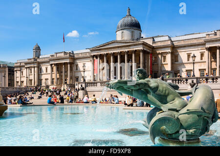 Die National Gallery und Brunnen in Trafalgar Square, London, England, UK. Stockfoto