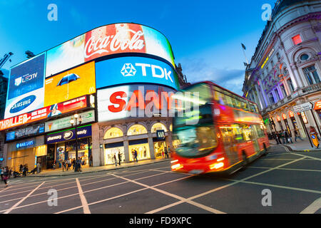 London, Verkehr auf Piccadilly Circus Stockfoto