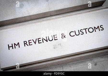 Das Zeichen für HM Revenue and Customs auf das Bürogebäude in Whitehall London UK (Finanzamt) Stockfoto