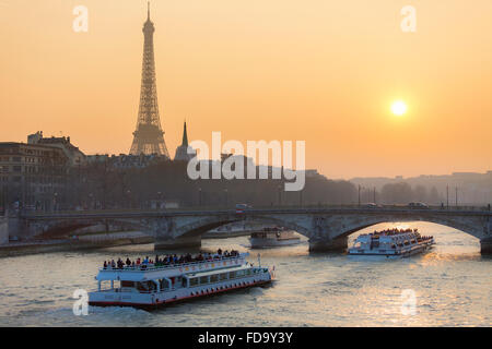 Stadtbild von Paris, Sonnenuntergang am Seineufer Stockfoto
