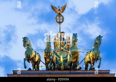 Europa, Deutschland, Berlin, Brandenburger Tor in der Abenddämmerung Stockfoto